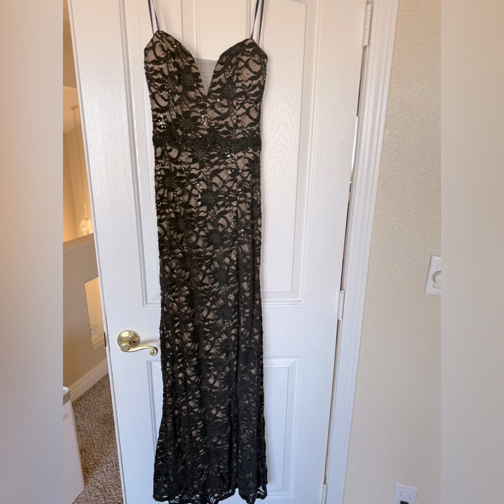 Elegant Black Lace Evening Dress